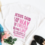 Eu sou o jeito da camiseta<br><div class="desc">A camiseta cristã com o verso bíblico de João 14:6 Jesus lhe disse, "Eu sou o caminho, a verdade, e a vida. Ninguém pode vir ao Pai exceto por mim". Os versos estão em cores pastéis azuis e em caligrafia mista e tipografia minimalista. Esta moda, design de fé moderna é...</div>