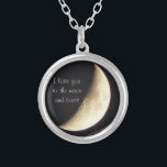 Eu te amo à lua e à colar traseira<br><div class="desc">Uma colar para essa que você ama.</div>