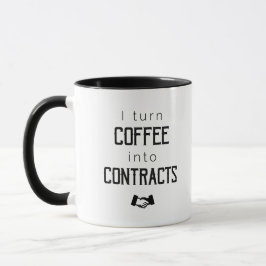 Eu transformo o café em contratos - caneca do