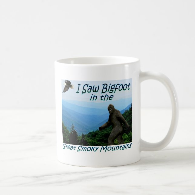 Eu vi Bigfoot. Grande caneca de café fumarento de (Direita)