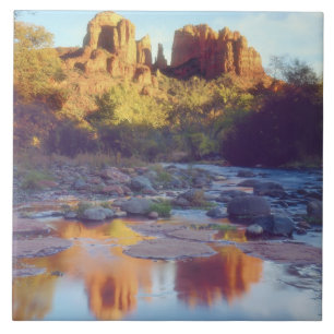 EUA, Arizona, Sedona. Cathedral Rock refletindo