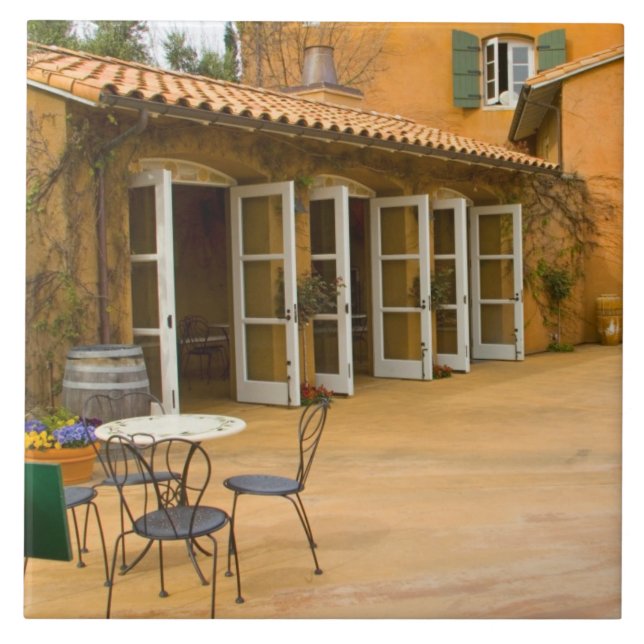 EUA, Califórnia, Sonoma Valley, Pátio na Viansa (Frente)