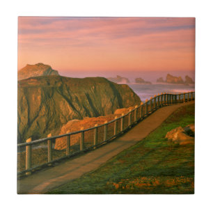 EUA, Oregon, Bandon. Rochas vistas da trilha