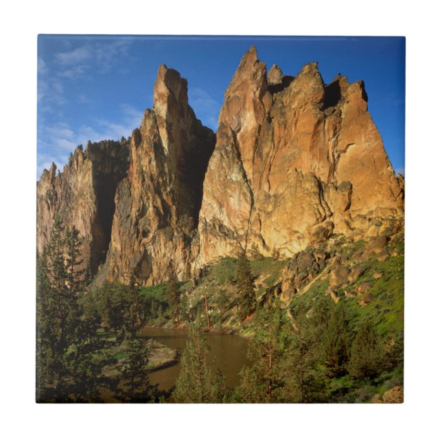 EUA, Oregon, Penhascos de Granito em Smith Rock St (Frente)