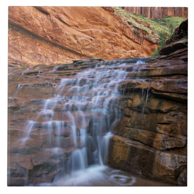 EUA, Utah, Escalante Wilderness. Cachoeira em (Frente)