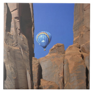 EUA, Utah, Monument Valley. Um balão de ar