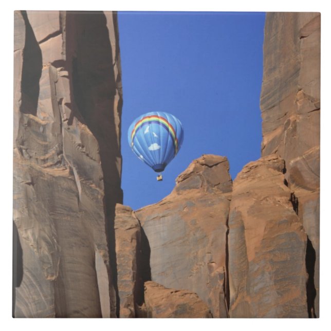 EUA, Utah, Monument Valley. Um balão de ar (Frente)