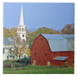 EUA, Vermont, Peacham. Um celeiro vermelho e branc
