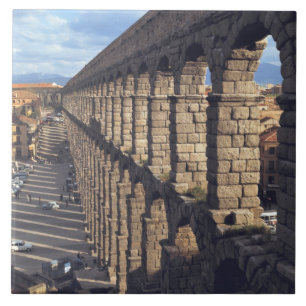 Europa, Espanha, Segóvia. A luz tardia lança sombr