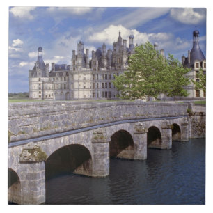 Europa, França, Chambord. Uma ponte de pedra leva