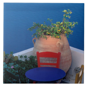 Europa, Grécia, Santorini. Terraço com vista para