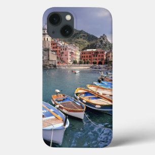 Europa, Itália, Vernazza. Barcos pintados de form