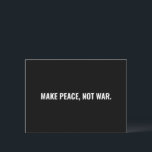 Faça a paz não seja um cartão preto branco minimal<br><div class="desc">Faça a paz não seja um texto preto e branco minimalista simples e ousado cartão de saudação do protesto anti-guerra. Também pode ser um pedido de desculpas/cartão de desculpa do excelente. Texto branco totalmente personalizável sobre fundo preto.</div>