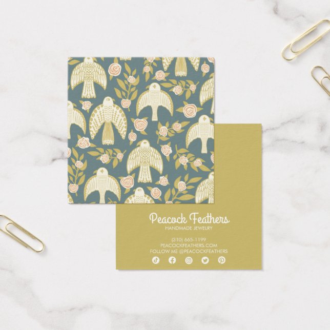 Falcões e Rosas a ouvir o Necklace Jewelry (Escritótio)