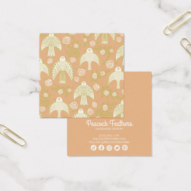 Falcões e Rosas a ouvir o Necklace Jewelry (Escritótio)