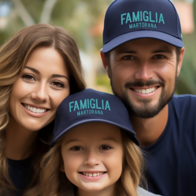 Famiglia (Família) personalizada boné bordado (Famiglia (Italian for family)
Personalized Last name
Embroidered Baseball Cap)