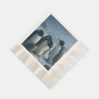 Família de pinguins acumula guardanapos de almoço
