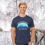 Família Personalizada Esqui Trip Blue Snowy Mounta<br><div class="desc">Camisetas da família personalizadas para sua fuga de esqui para as montanhas do Colorado durante suas férias de inverno. Esta legal pista de esqui apresenta um desenho fofo de montanhas com capas de neve e uma paisagem azul. Uma camiseta da natureza excelente para uma família amante do exterior para a...</div>