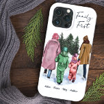 Família Primeira Família de Aquarelas de 4 e Nomes<br><div class="desc">Capas de iphone personalizada com a cena da família de tendências. A design tem uma ilustração de inverno aquarela de uma família de quatro e é escrita à mão com a letra "Family First". O modelo está pronto para você adicionar seus nomes. Projetado para o iPhone 13 Pro Max, mas...</div>
