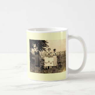 Família que recolhe a caneca