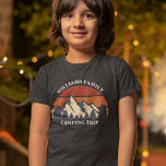 Famílias Personalizadas de Campos Montanhosos Mont<br><div class="desc">Este legal pôr do sol sobre montanhas rochosas na natureza faz uma imagem excelente para um conjunto de camisetas de viagem personalizadas para uma reunião familiar, viagem de carro ou férias de acampamento. Uma camiseta de crianças bonita para seus filhos. Basta adicionar seu próprio sobrenome e o ano com nossa...</div>