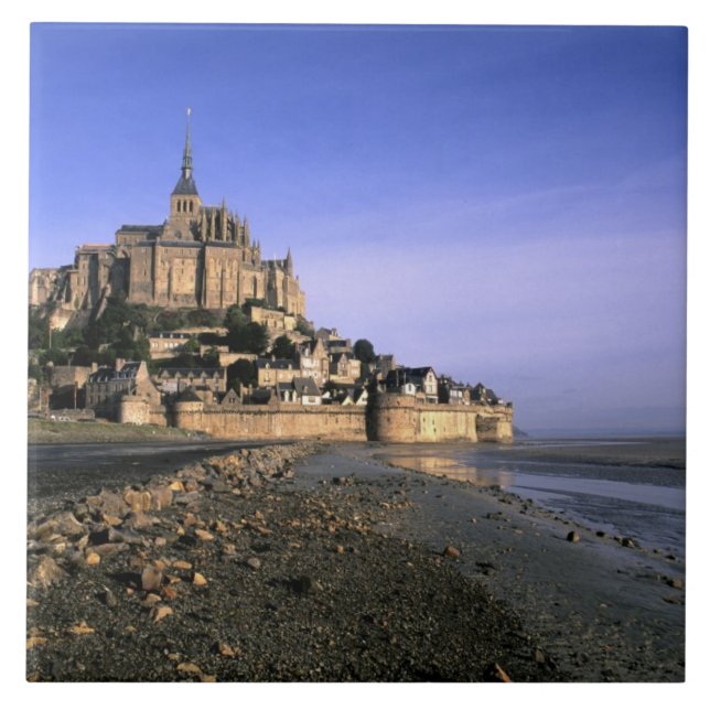 Famosa Fortaleza da Ilha de Le Mont St. Michel em (Frente)