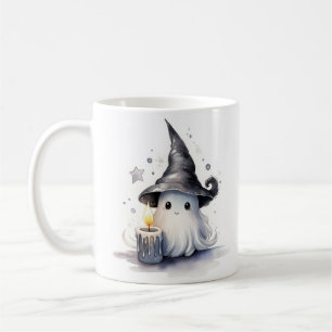 Fantasma bonito, adorável vestido com uma caneca d