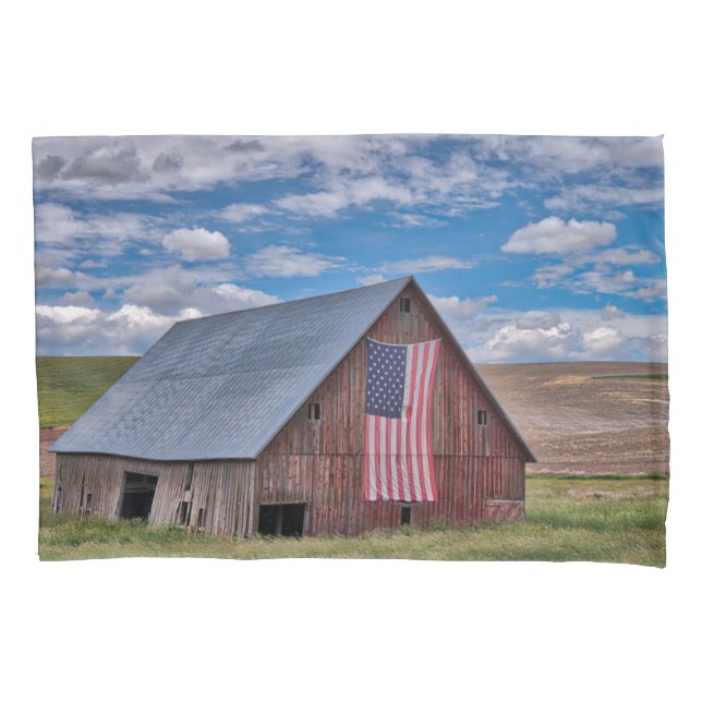 Farms | Rustic Red Barn With American Flag (Frente)