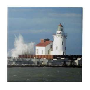 Farol com azulejo da onda