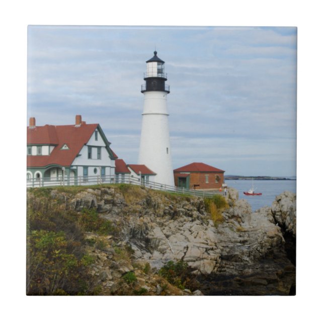 Farol de Portland Headlight em costa rochosa (Frente)