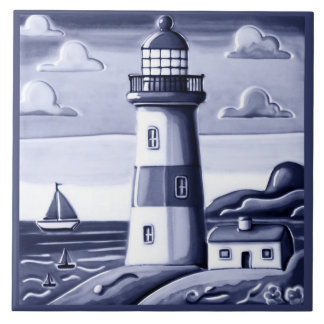 Farol de praia pelo mar azul e branco