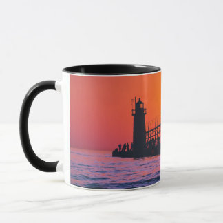 Farol do Haven Michigan na caneca do pôr do sol