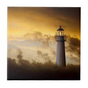 Farol que incandesce sob o céu dramático