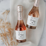Favor de Festa de solteira do Sip Sip Hooray<br><div class="desc">Comece a festa com esses rótulos de vinho espumante. Design apresenta "sip sip hooray" junto com um coração e seu nome de evento em letras negras suaves em um fundo branco. Perfeito para festas de solteira,  garotas nos fins de semana e muito mais.</div>