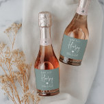 Favor de Festa de solteira do Sip Sip Hooray<br><div class="desc">Comece a festa com esses rótulos de vinho espumante. Design apresenta "sip sip hooray" junto com um coração e seu nome de evento em letras brancas em um fundo verde empoeirado. Perfeito para festas de solteira,  garotas nos fins de semana e muito mais.</div>