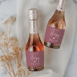 Favor de Festa de solteira do Sip Sip Hooray<br><div class="desc">Comece a festa com esses rótulos de vinho espumante. Design apresenta "sip sip hooray" junto com um coração e seu nome de evento em letras brancas em um fundo rosado empoeirado. Perfeito para festas de solteira,  garotas nos fins de semana e muito mais.</div>