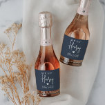 Favor de Festa de solteira do Sip Sip Hooray<br><div class="desc">Comece a festa com esses rótulos de vinho espumante. Design apresenta "sip sip hooray" junto com um coração e seu nome de evento em letras brancas em um fundo azul marinho. Perfeito para festas de solteira,  garotas nos fins de semana e muito mais.</div>