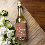 Favor de Festa de solteira do Sip Sip Hooray<br><div class="desc">Comece a festa com essas etiquetas fofinhas. Design apresenta "sip sip hooray" junto com um coração e seu nome de evento em letras brancas em um fundo de ferrugem de tons de terra. Perfeito para festas de solteira,  garotas nos fins de semana e muito mais.</div>