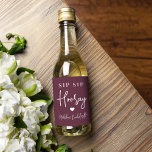 Favor de Festa de solteira do Sip Sip Hooray<br><div class="desc">Comece a festa com essas etiquetas fofinhas. Design apresenta "sip sip hooray" junto com um coração e seu nome de evento em letras brancas em um fundo de vinho burgundy. Perfeito para festas de solteira,  garotas nos fins de semana e muito mais.</div>