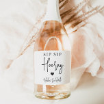 Favor de Festa de solteira do Sip Sip Hooray<br><div class="desc">Comece a festa com esses rótulos de vinho espumante. Design apresenta "sip sip hooray" junto com um coração e seu nome de evento em letras negras suaves em um fundo branco. Perfeito para festas de solteira,  garotas nos fins de semana e muito mais.</div>