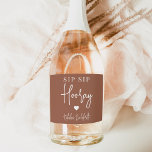 Favor de Festa de solteira do Sip Sip Hooray<br><div class="desc">Comece a festa com esses rótulos de vinho espumante. Design apresenta "sip sip hooray" junto com um coração e seu nome de evento em letras brancas em um fundo de ferrugem de terracota. Perfeito para festas de solteira,  garotas nos fins de semana e muito mais.</div>