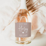 Favor de Festa de solteira do Sip Sip Hooray<br><div class="desc">Comece a festa com esses rótulos de vinho espumante. Design apresenta "sip sip hooray" junto com um coração e seu nome de evento em letras brancas em um fundo cor-de-rosa. Perfeito para festas de solteira,  garotas nos fins de semana e muito mais.</div>