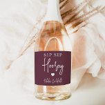 Favor de Festa de solteira do Sip Sip Hooray<br><div class="desc">Comece a festa com esses rótulos de vinho espumante. Design apresenta "sip sip hooray" junto com um coração e seu nome de evento em letras brancas em um fundo de vinho burgundy. Perfeito para festas de solteira,  garotas nos fins de semana e muito mais.</div>