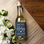Favor de Festa de solteira do Sip Sip Hooray<br><div class="desc">Comece a festa com essas etiquetas fofinhas. Design apresenta "sip sip hooray" junto com um coração e seu nome de evento em letras brancas em um fundo azul marinho. Perfeito para festas de solteira,  garotas nos fins de semana e muito mais.</div>