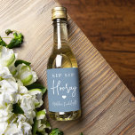 Favor de Festa de solteira do Sip Sip Hooray<br><div class="desc">Comece a festa com essas etiquetas fofinhas. Design apresenta "sip sip hooray" junto com um coração e seu nome de evento em letras brancas em um fundo azul empoeirado. Perfeito para festas de solteira,  garotas nos fins de semana e muito mais.</div>