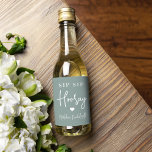 Favor de Festa de solteira do Sip Sip Hooray<br><div class="desc">Comece a festa com essas etiquetas fofinhas. Design apresenta "sip sip hooray" junto com um coração e seu nome de evento em letras brancas em um fundo verde empoeirado. Perfeito para festas de solteira,  garotas nos fins de semana e muito mais.</div>