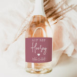 Favor de Festa de solteira do Sip Sip Hooray<br><div class="desc">Comece a festa com esses rótulos de vinho espumante. Design apresenta "sip sip hooray" junto com um coração e seu nome de evento em letras brancas em um fundo cor-de-rosa empoeirado rosa mauve. Perfeito para festas de solteira,  garotas nos fins de semana e muito mais.</div>