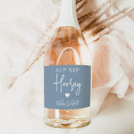 Favor de Festa de solteira do Sip Sip Hooray<br><div class="desc">Comece a festa com esses rótulos de vinho espumante. Design apresenta "sip sip hooray" junto com um coração e seu nome de evento em letras brancas em um fundo azul empoeirado. Perfeito para festas de solteira,  garotas nos fins de semana e muito mais.</div>