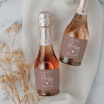 Favor de Festa de solteira do Sip Sip Hooray<br><div class="desc">Comece a festa com esses rótulos de vinho espumante. Design apresenta "sip sip hooray" junto com um coração e seu nome de evento em letras brancas em um fundo de terracota terrestre. Perfeito para festas de solteira,  garotas nos fins de semana e muito mais.</div>