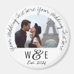Favoritos de Casamento de Imã de geladeira de Text<br><div class="desc">Favoritos de casamento da Imã de geladeira Foto personalizada, impressa, personalizada DELICATE HANDWRITING HANDESCRITA modelo ROUND. Modelo personalizado na frente da imã de geladeira fotográfica, disponível em 3 tamanhos: 1, 25", 2, 25" e 3" de diâmetro. TEXTO SUPERIOR - declaração de casamento principal. Substitua a IMAGEM pelo seu casal de...</div>
